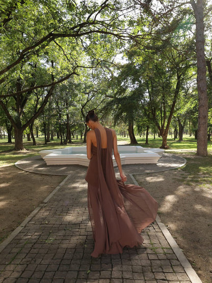 Vestido Marrón Elegance sin tirantes con pañuelo fluido