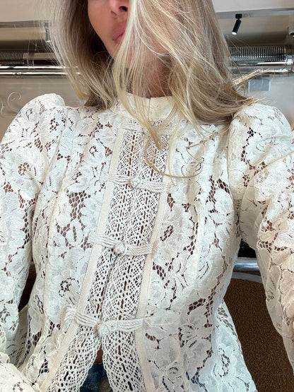 Blusa Elegance Lace – Manga larga con detalle de encaje