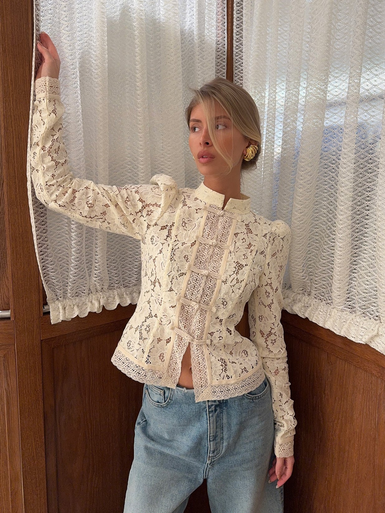 Blusa Elegance Lace – Manga larga con detalle de encaje